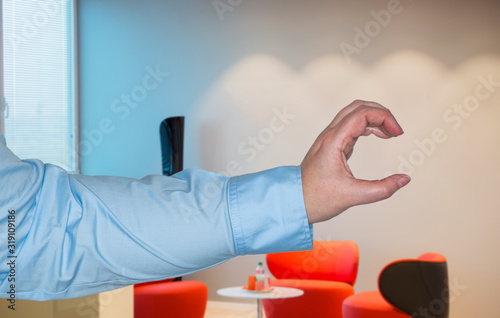 Frauenhand zeigt eine Gestik als Zeichensprache und Gebärdensprache