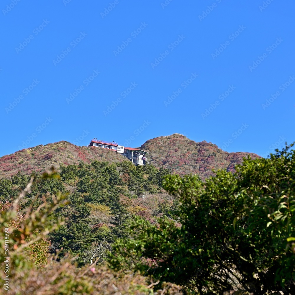 妙見岳の紅葉とロープーウェイのコラボ情景＠雲仙、長崎