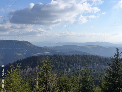 Blick von der Schwarzwaldhochstrasse in die Landschaft mit kleine Schneeresten