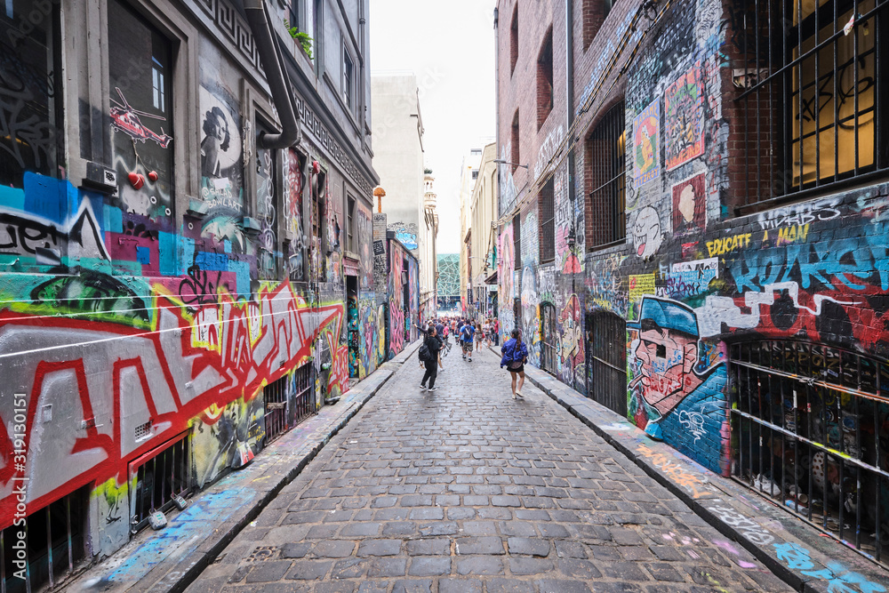 Naklejka premium Graffiti, turyści i artyści uliczni w Hosier Lane w Melbourne CBD i mnóstwo kolorowych dzieł sztuki poświęconych Australian Bushfires