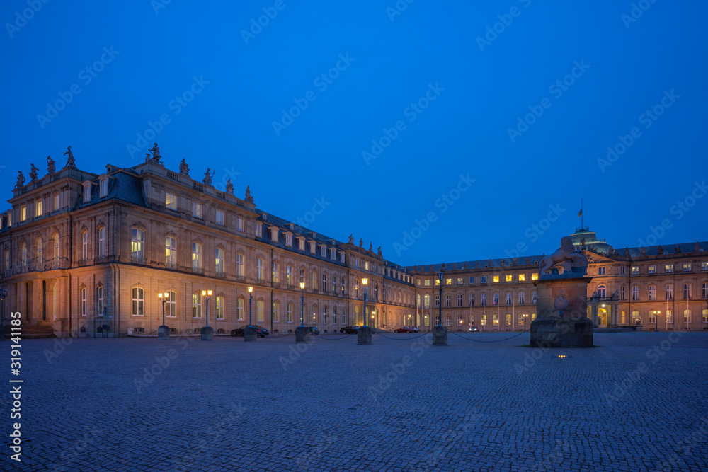 Fototapeta premium Neues Schloss in Stuttgart am Abend