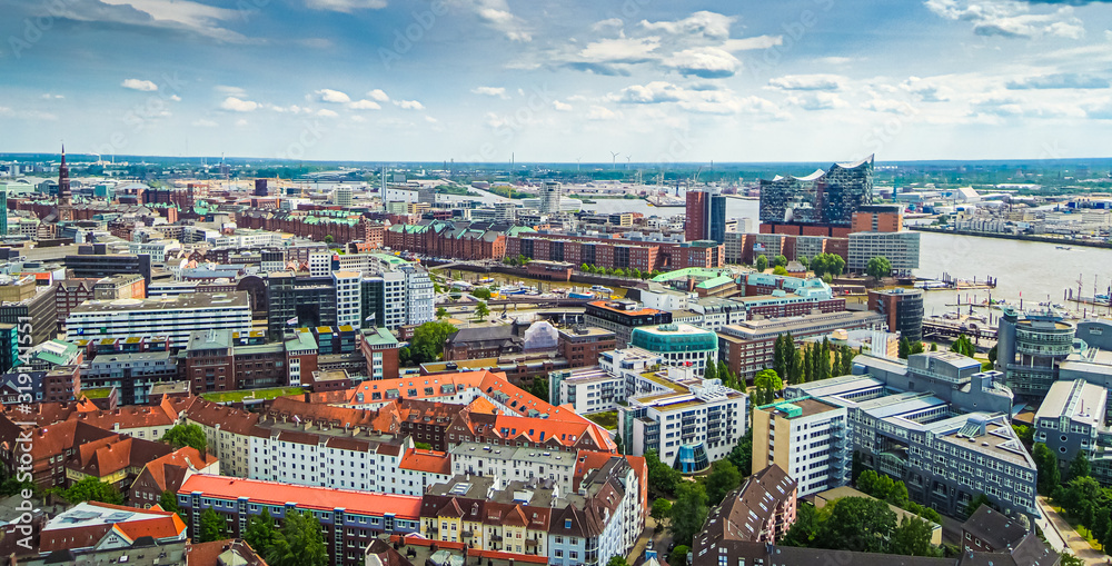 Hamburg Luftausnahme mit Elbphiharmonie und Hafencity