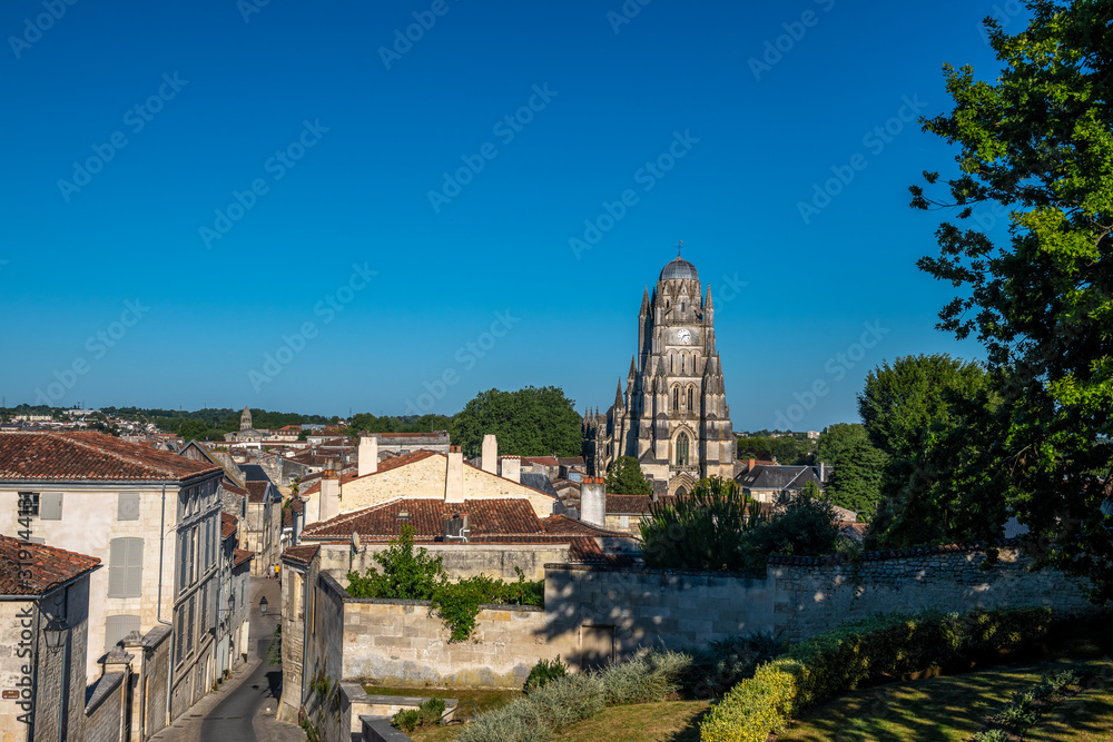 Wieża z zegarem w Katedrze św. Piotra w Saintes, Charente, Francja	 - obrazy, fototapety, plakaty 