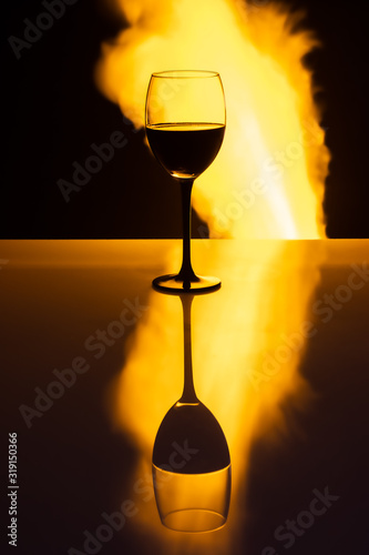 Napełniony kieliszek do wina z ogniem