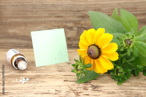 Natürlich heilen - gelber Sonnenhut mit den dazugehörigen Globuli Echinacea und Schild zum Beschriften  photo