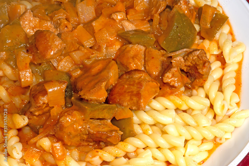 Gulasch auf Spiralennudeln Gulasch auf Spiralennudeln