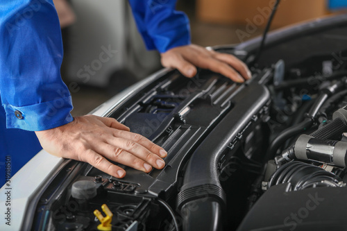 Male mechanic working in car service center © Pixel-Shot