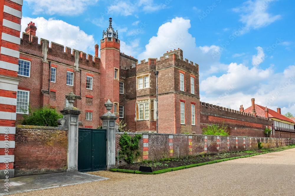 Fototapeta premium Hampton Court palace facade, London, UK