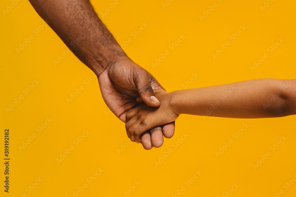 Ταπετσαρία Cropped of african father and daughter holding hands