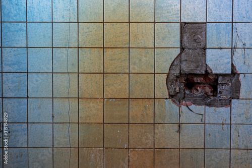 Φωτογραφία scary tile with rust in a dark room