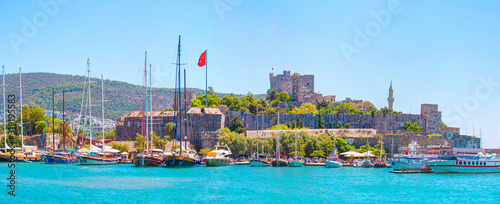 Foto Panoramic view of Saint Peter Castle (Bodrum castle) and marina - Bodrum, Turkey