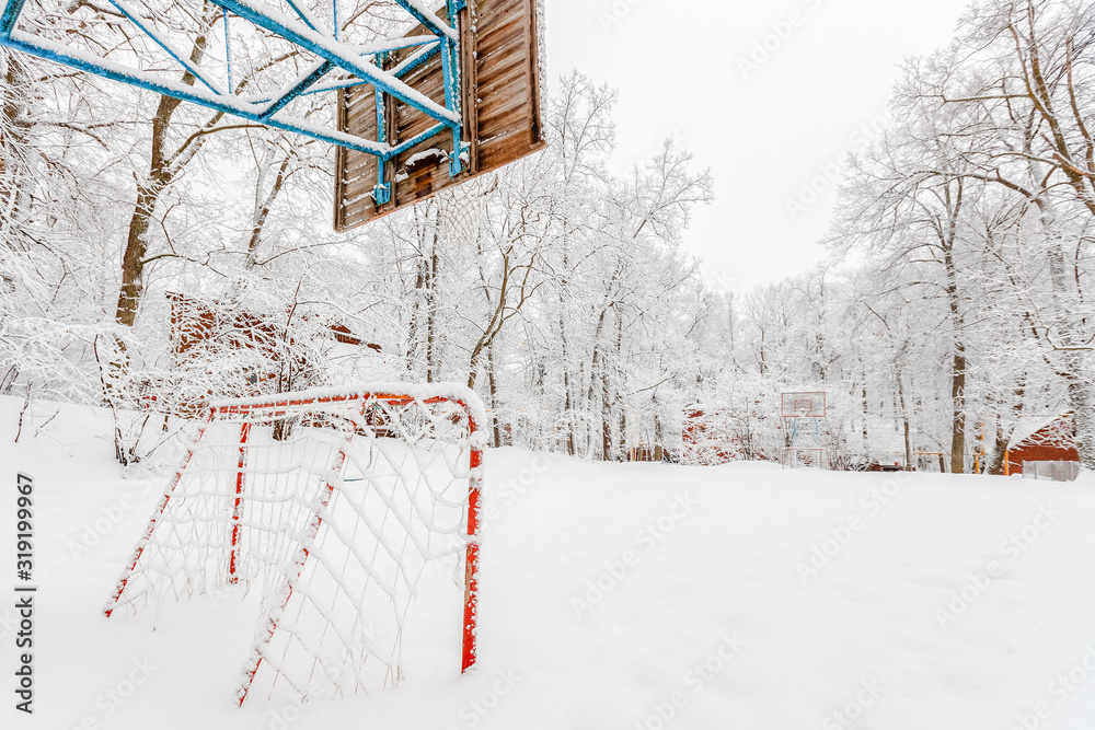 Φωτογραφία Snow covered football goal, basketball court in  snow