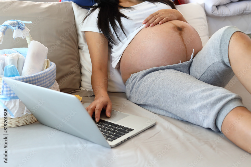 Naklejka premium mother pregnancy working online in home office, pregnant mom typing keyboard laptop computer
