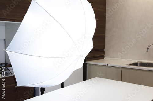  Photography umbrellas of lighting modifier, category of diffusion. All diffusers create a larger light source, spreading the light out over a larger area and creating a softer light.