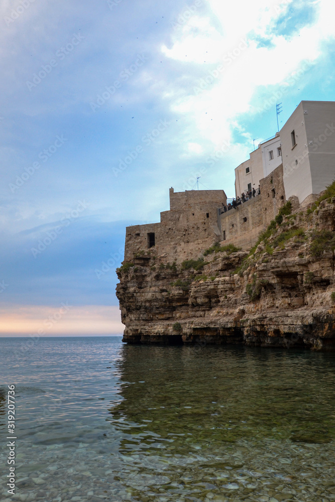 Veduta scogli e mura della città antica sul mare mediterraneo
