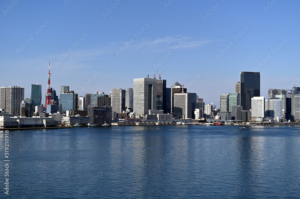 ２０２０年東京オリンピックの年の東京の風景　澄んだ青空と１月の東京湾