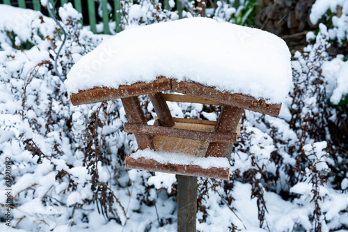 Futterhaus für Vögel mit Schnee
