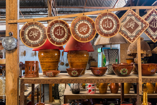 Keramik in einer Töpferei auf Lombok, Indonesien