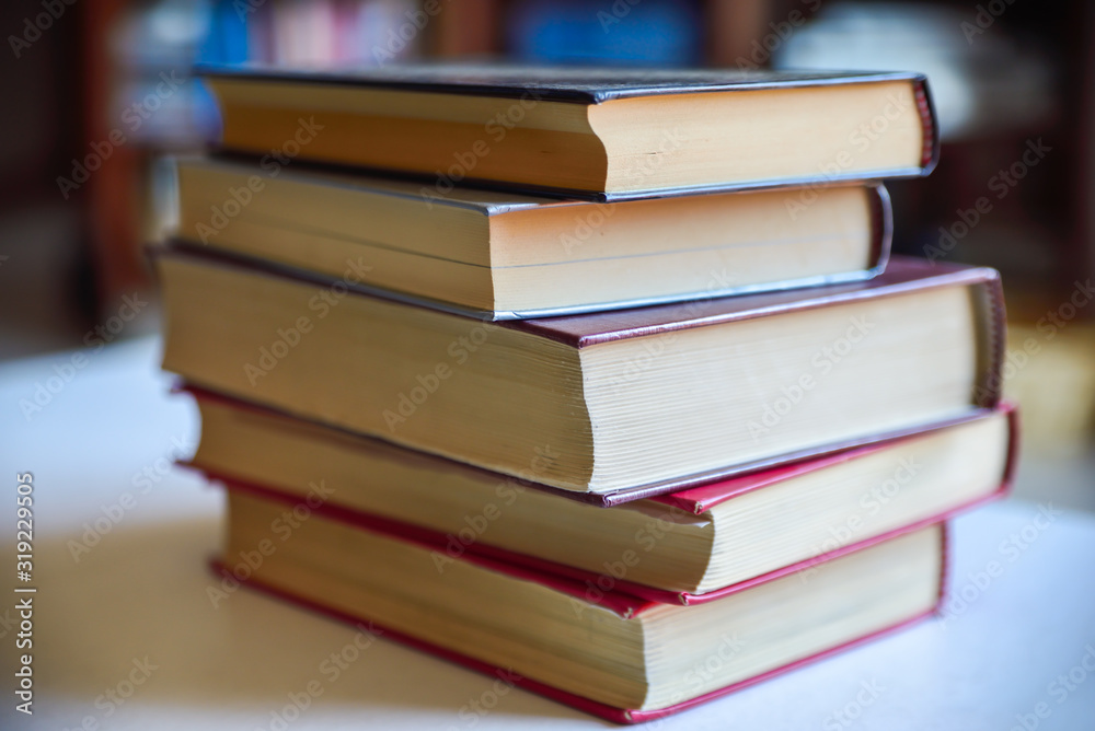 Libri chiusi ed aperti su tavolo