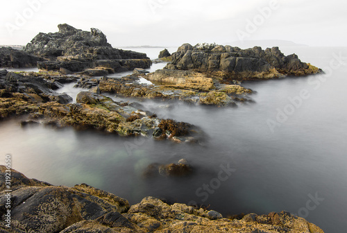 Bruma costera en rocas de caldera