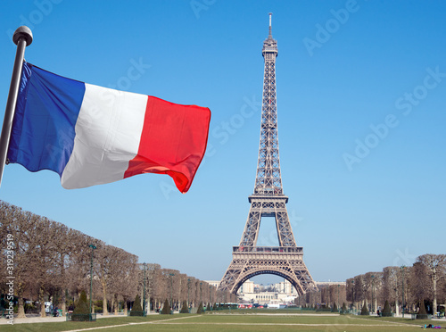 Eiffelturm in Paris mit französischer Nationalflagge