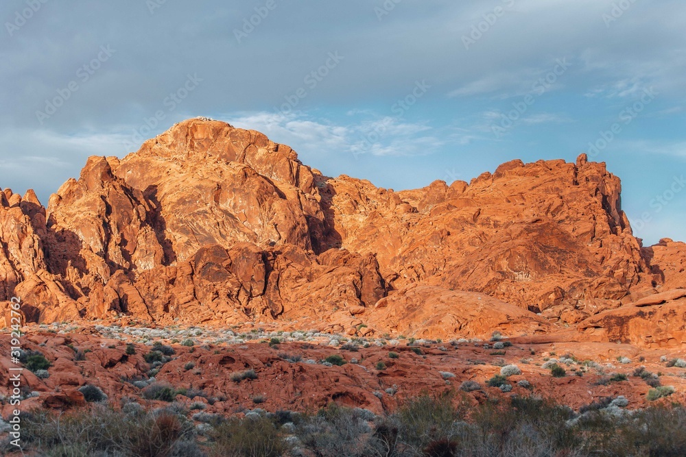 Fototapeta premium Beautiful sunset in Valley of fire State park in Nevada