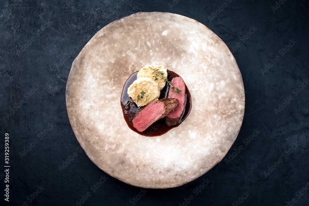 Gebratene dry aged Hirsch Filet Medaillon Steaks natur mit Semelknödel ...