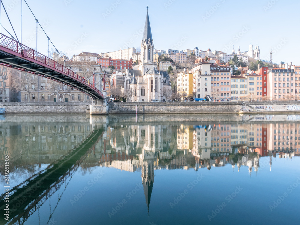 Lyon : reflet sur la Saone et le vieux Lyon, avec la passerelle et l'église Saint Georges et la basilique de Fourvière
