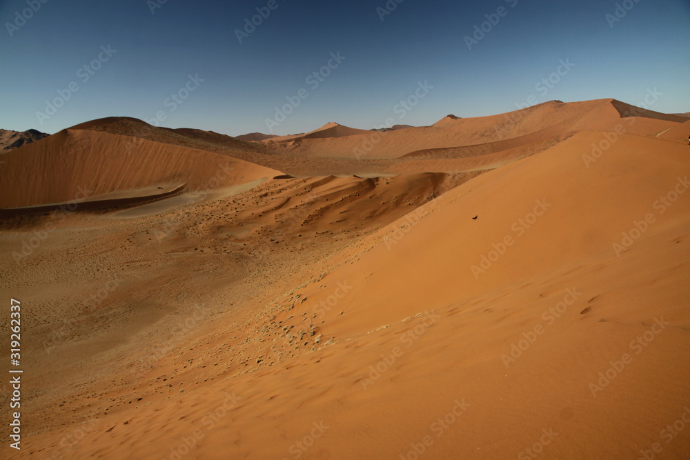 piasek i niebo na pustyni namib w namibii