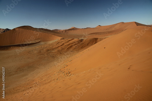 piasek i niebo na pustyni namib w namibii © KOLA  STUDIO