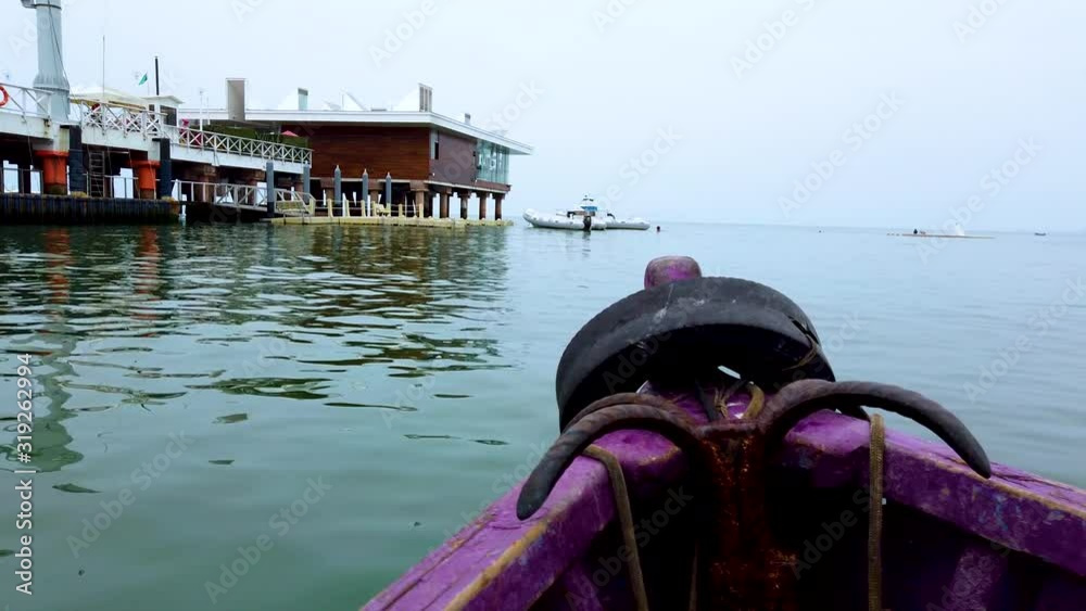 Vista a muelle - restaurante acuático desde bote en playa de Ancón, Lima - Perú. 