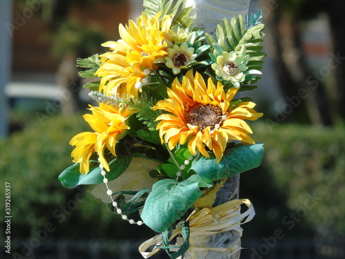 Photos Fiori appesi al palo in memoria delle vittime della strada