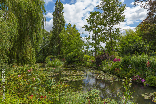Fototapeta Naklejka Na Ścianę i Meble -  Giverny, France. Picturesque pond in the park of Claude Monet