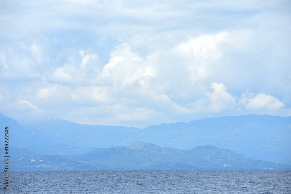 Fototapeta premium Ocean Water Horizon And Cloudy Sky