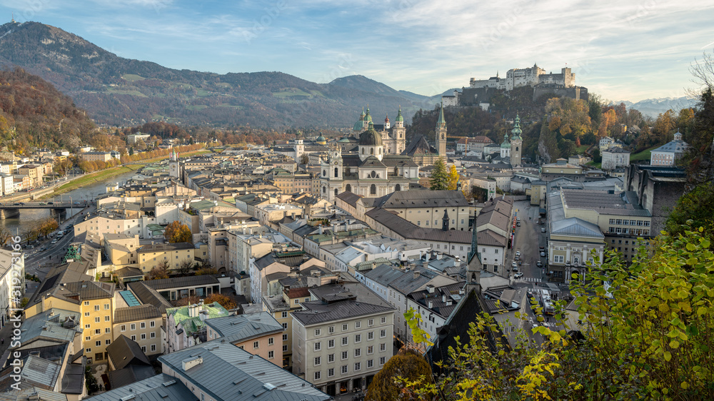 Naklejka premium Blick auf die Altstadt von Salzburg