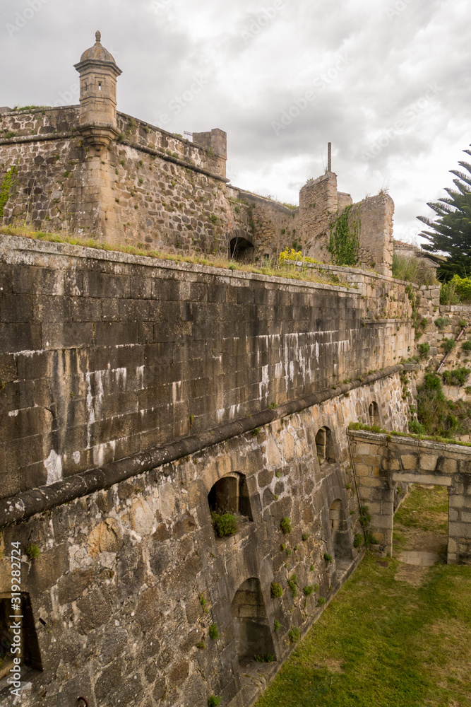 Obraz premium Castelo de San Felipe - Außenmauer und Wehrturm