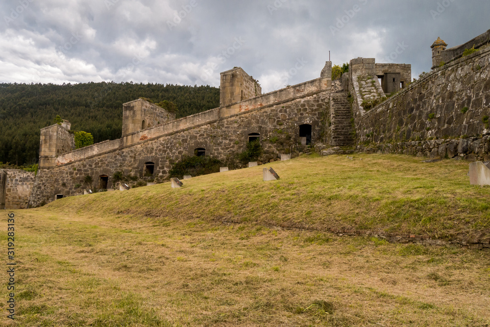 Fototapeta premium Castelo de San Felipe - Außenmauer und Wehrturm