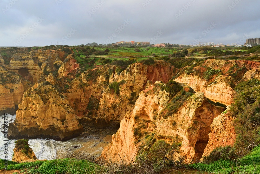 vista di Ponta da Piedade, uno spettacolare promontorio roccioso lungo la costa della città di Lagos nella regione portoghese dell'Algarve. 