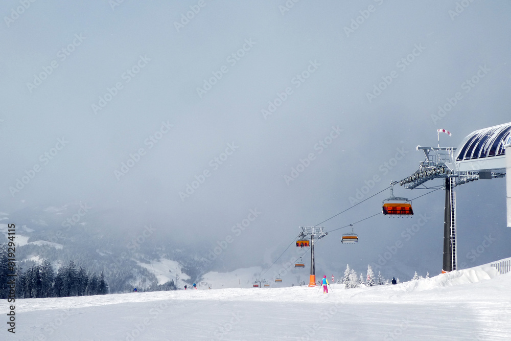 Obraz premium Aussicht von der Steinbockalm nach Maria Alm .Standort Gipfelstation Hochmaisbahn