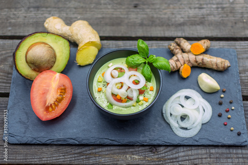 herzhafte Avocadocreme mit Ingwer, Tomate, Kurkuma und Zwiebelringen