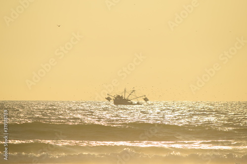 Camaronero preparando sus redes en el medio del Oceano Pacifico
