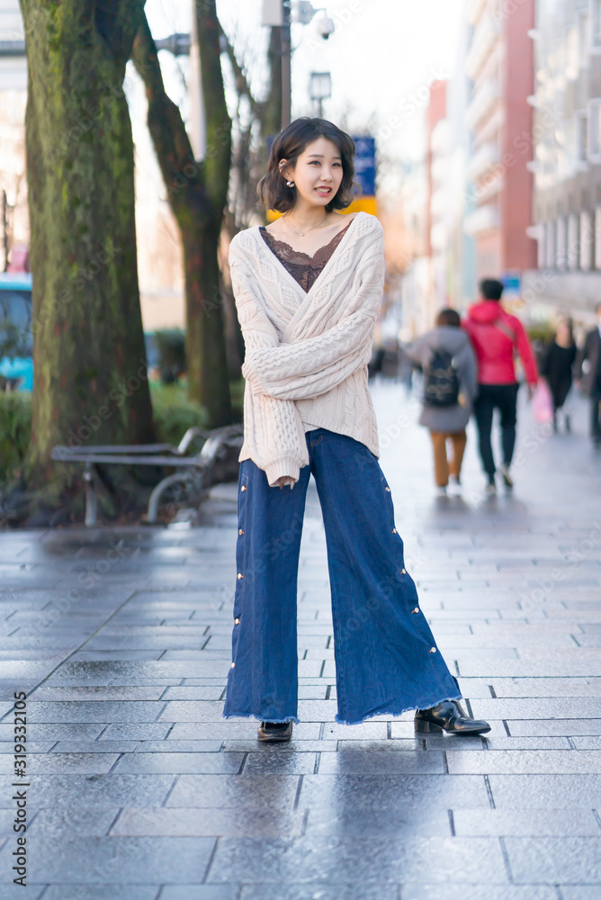 ファッションポートレート 冬コーデ ワイドパンツ Stock Foto Adobe Stock