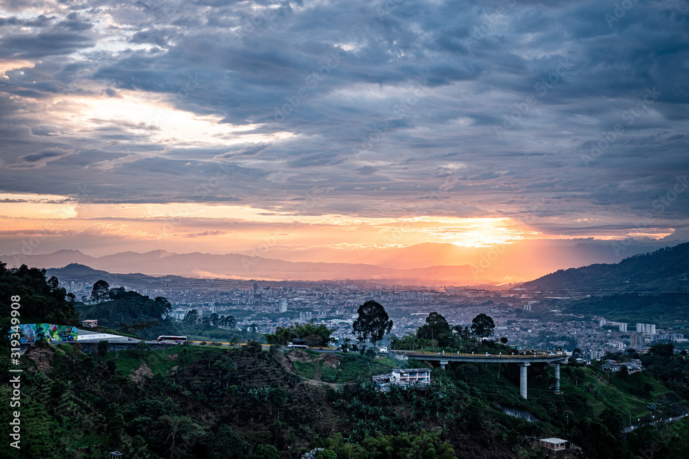 Atardecer en la ciudad de Pereira-Risaralda, Colombia. vista panorámica desde el Tambo 