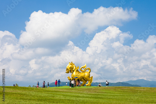 Foto Golden Singha (Lion) statue at Singha Park (Boon Rawd Farm), Chiang Rai province
