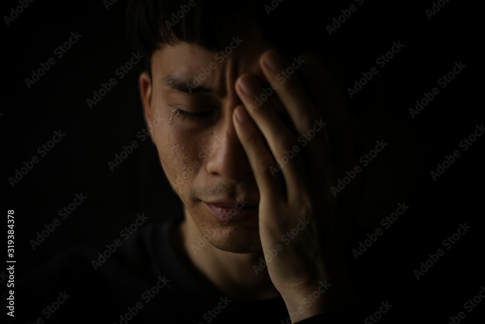涙を流す男性 涙を流す男性