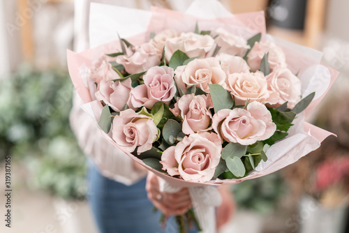 Foto Beautiful bouquet of pastel roses in womans hands