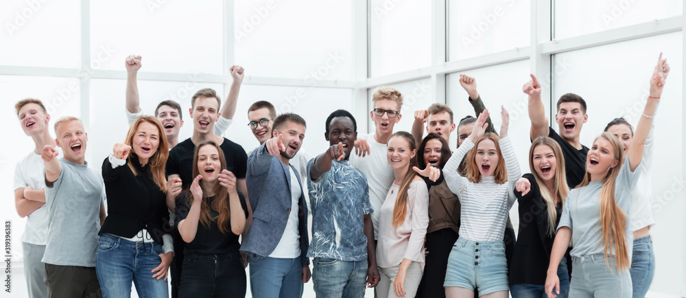 Fototapeta premium zespół szczęśliwych młodych ludzi stojących razem