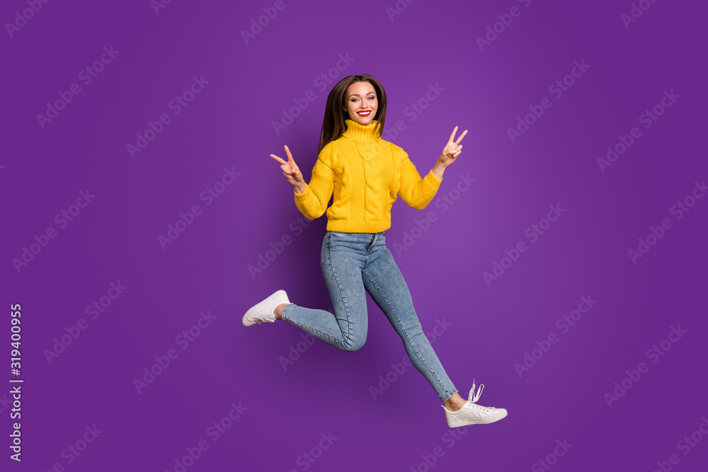 Side profile full length body size photo of cheerful positive casual stylish trendy brown haired running jumping woman showing v-sign isolated vivid color purple background Side profile full length body size photo of cheerful positive casual stylish trendy brown haired running jumping woman showing v-sign isolated vivid color purple background