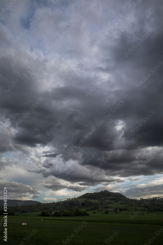 Obraz premium Sturmwolken über dem Land