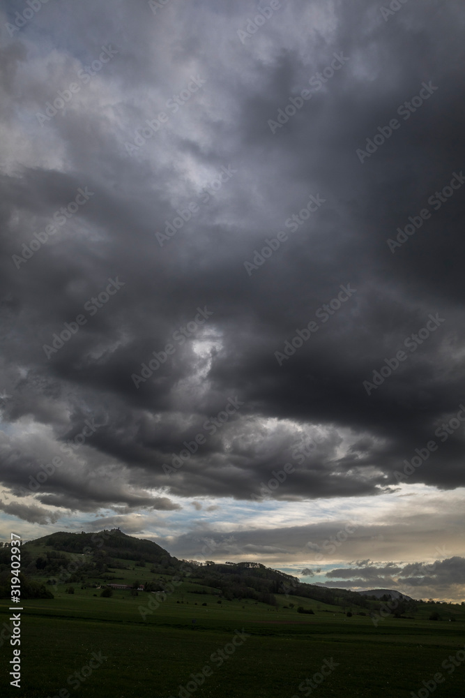 Obraz premium Dichte Wolken über dem Schwäbischen Albvorland